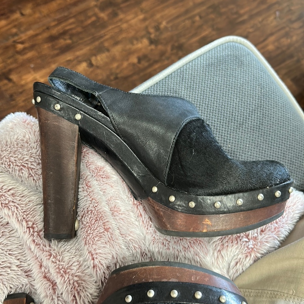 Ugg black calfskin sling back sz 8.5 Height 13.5 cm. Wooden heel.